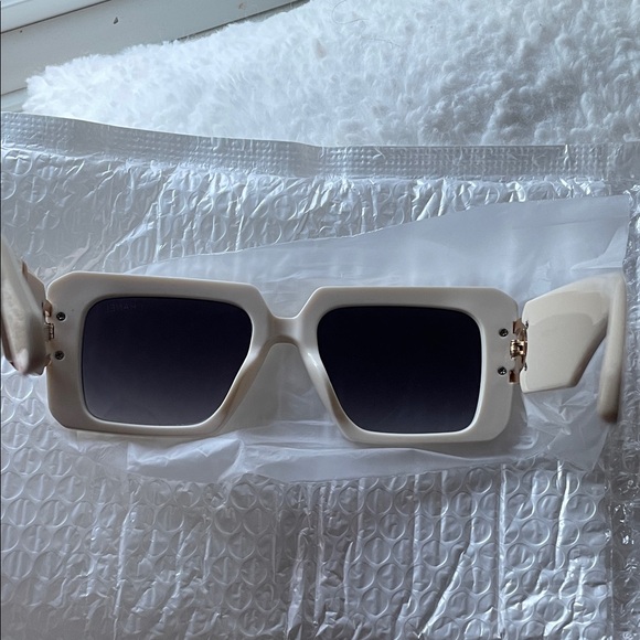 Chic Cream Sunglasses - Picture 2 of 8